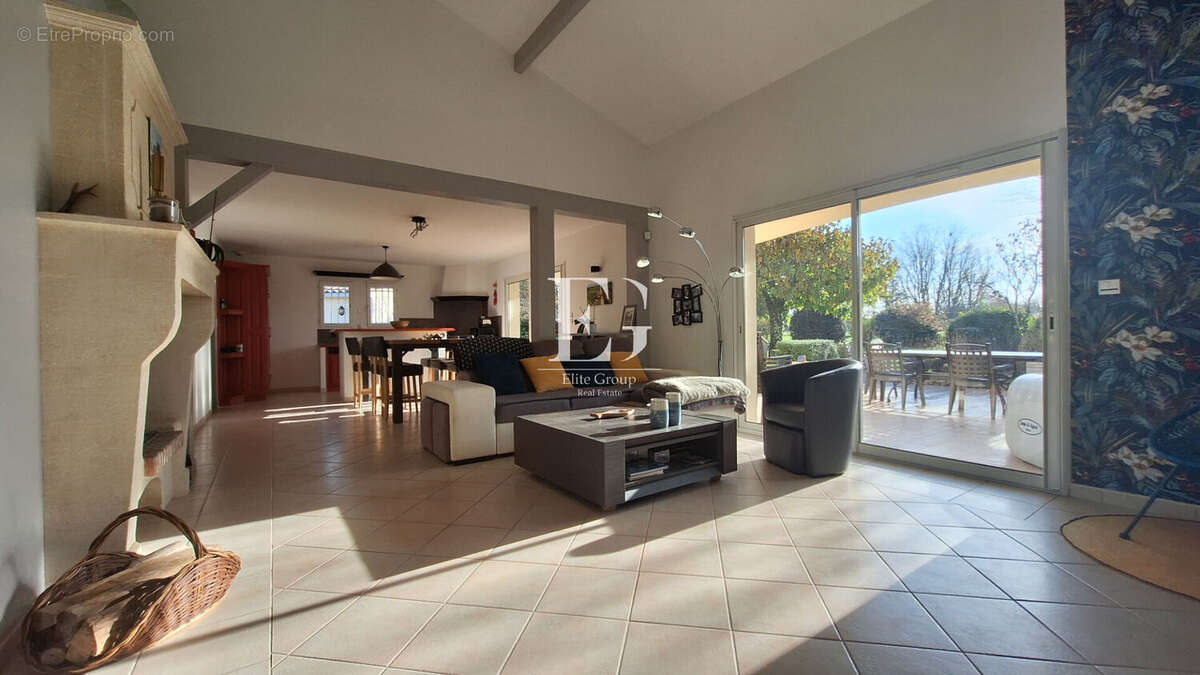 Maison à SAINT-MEME-LES-CARRIERES