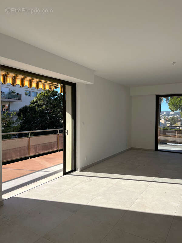 Appartement à SAINT-LAURENT-DU-VAR