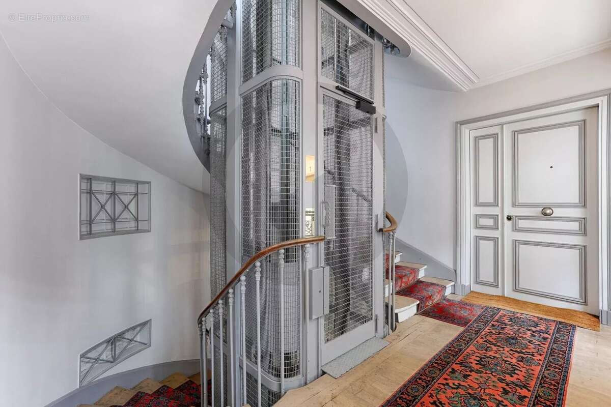 Appartement à PARIS-8E