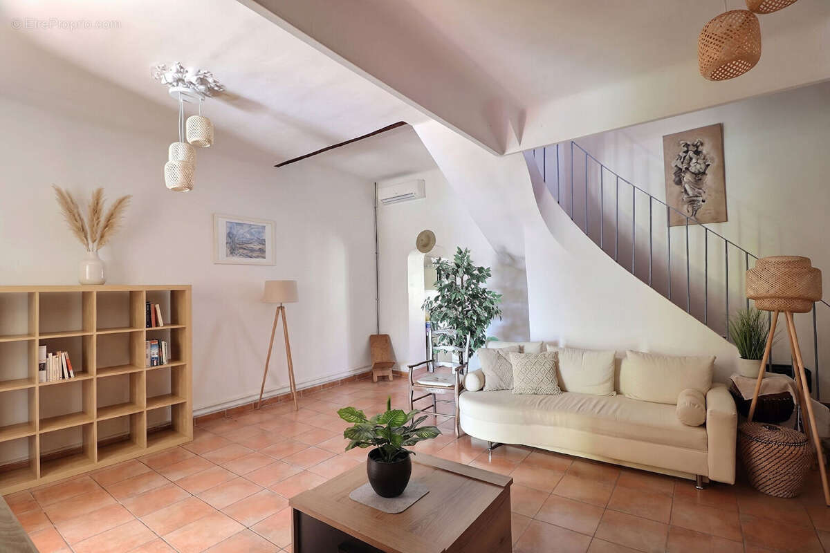 Maison en pierre ! secteur "les routes" toulon ouest 4 pièce(s) 90 m2 - photo 3