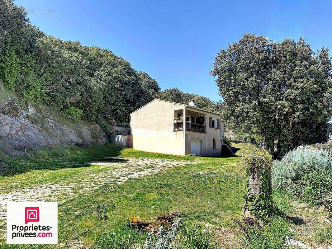 Villa avec grand garage sur 2360 m² de terrain divisible - photo 2