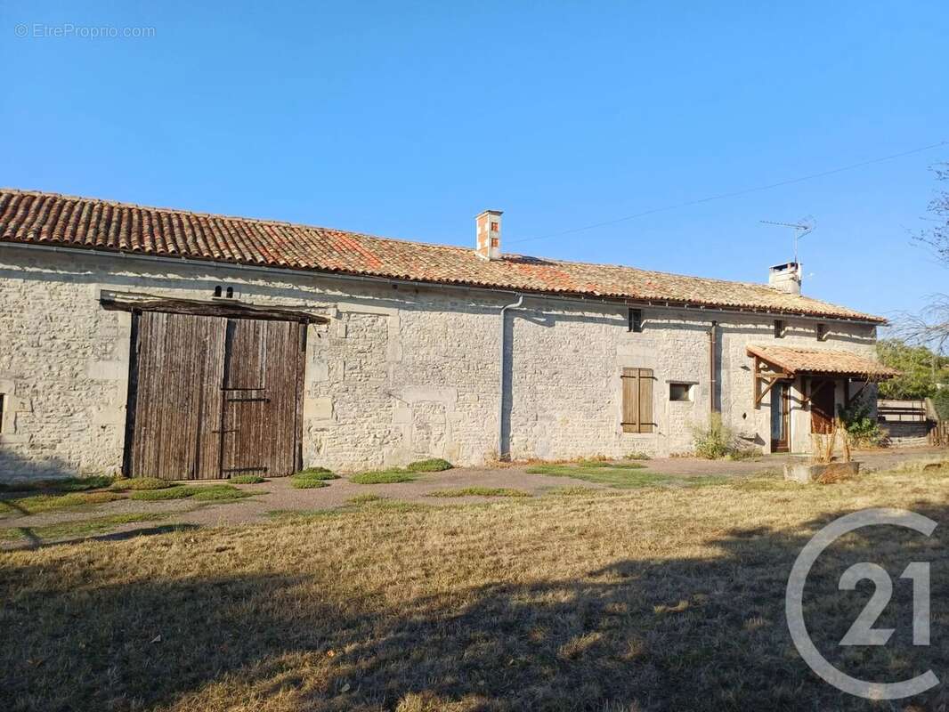 Maison 108 m² à Pioussay  - photo 2