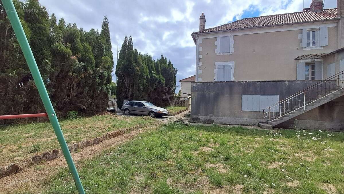 Maison 143 m² à Roumazieres-Loubert  - photo 3