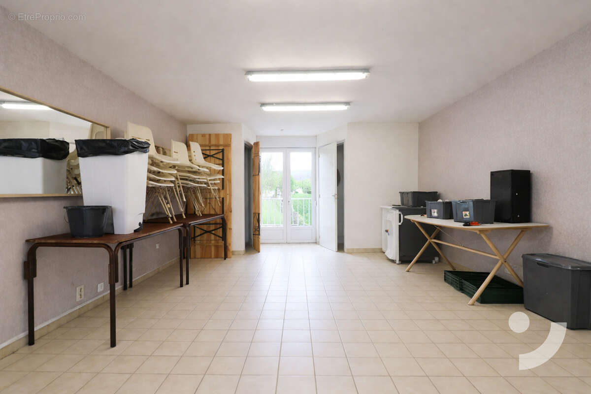 Commerce à CUCHERY
