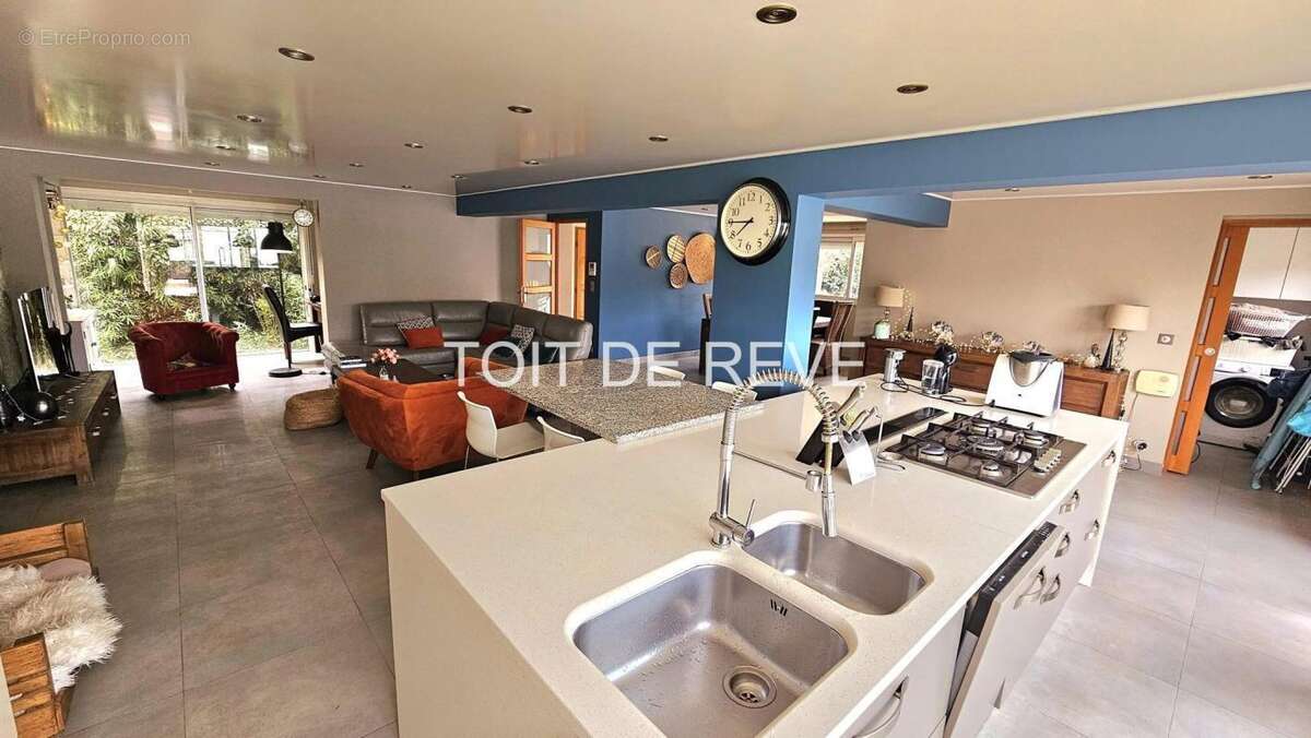 Frontignan Centre, maison T5 de 206m² sur une parcelle de 1000m² - photo 9