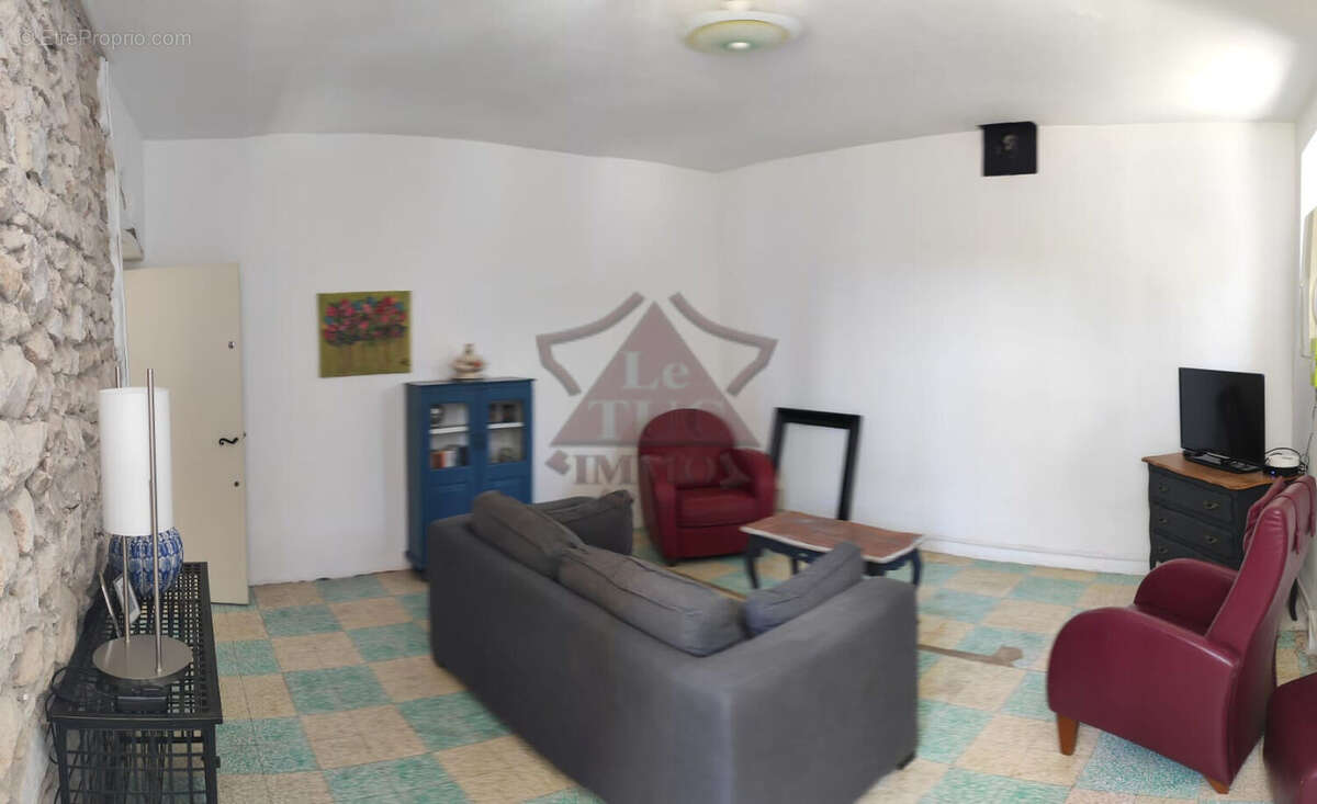 Maison à SAINT-JEAN-DE-MARUEJOLS-ET-AVEJAN