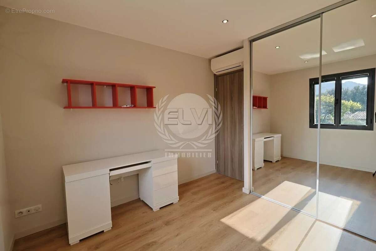 Maison à PLAN-DE-LA-TOUR