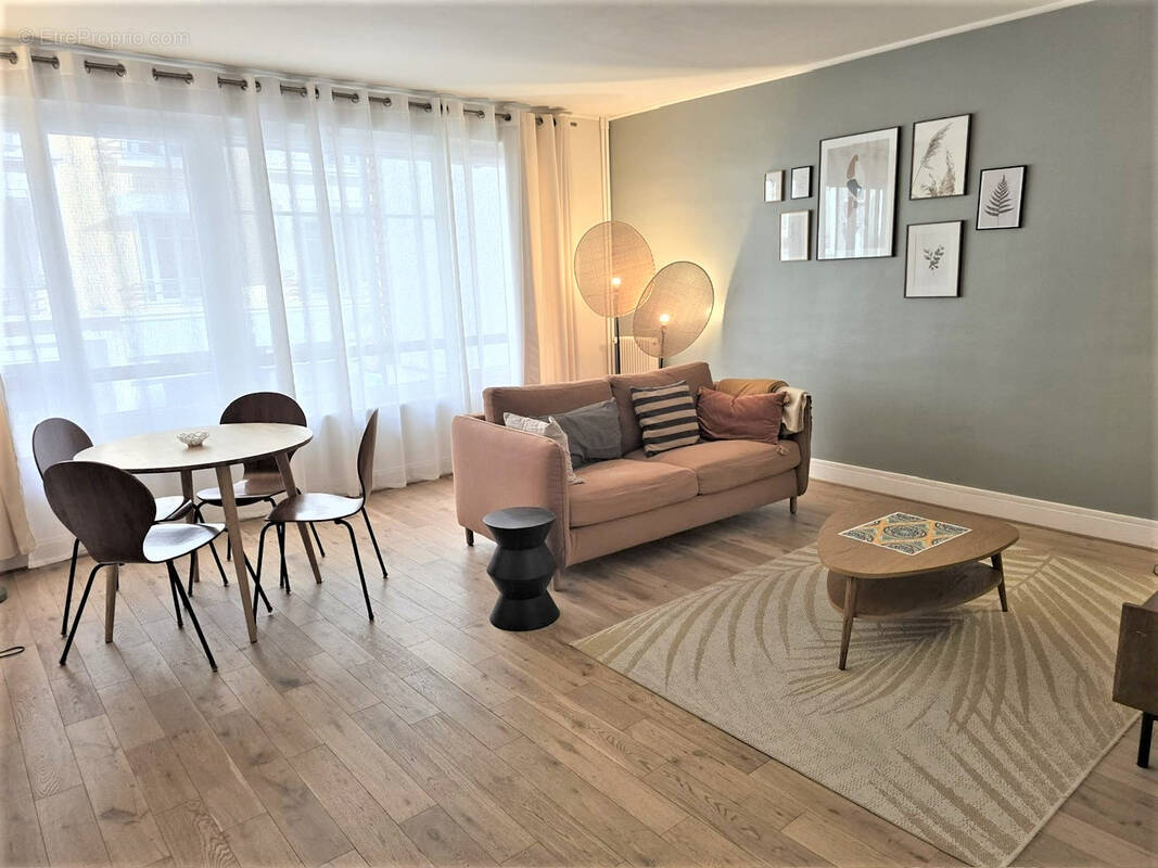 Appartement à COURBEVOIE