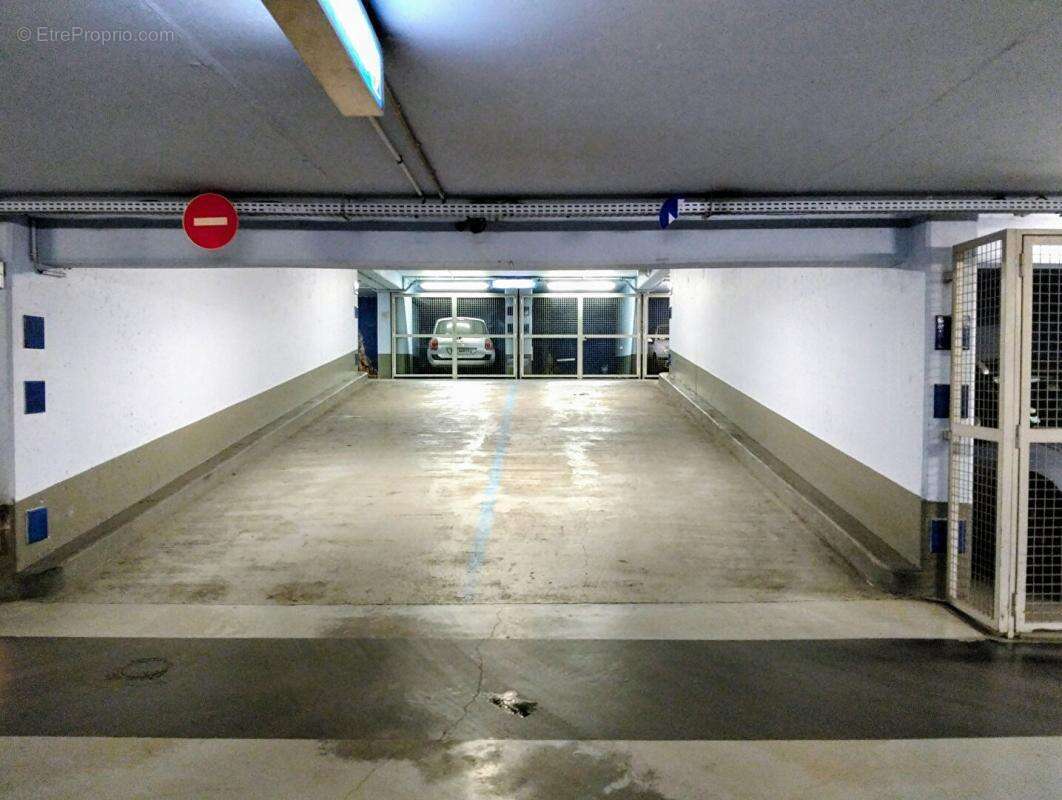 Parking à PARIS-16E