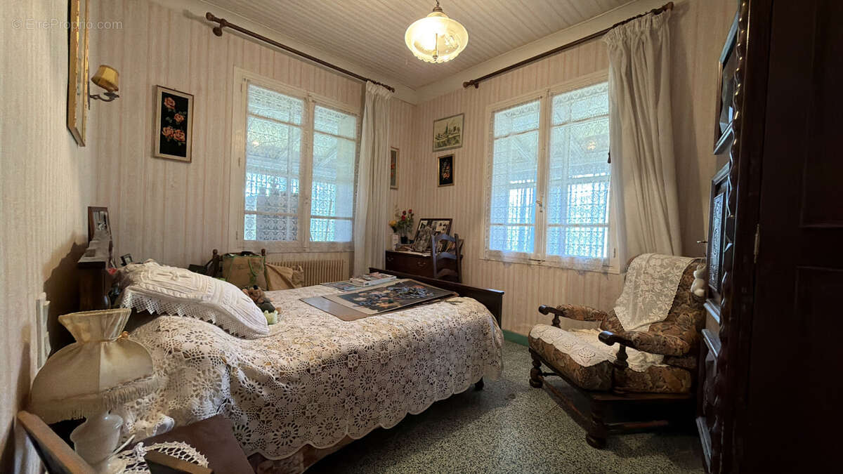 Propriété traditionnelle de 148 m2 sur parcelle arborée de 780 m2 avec dépendances - photo 4