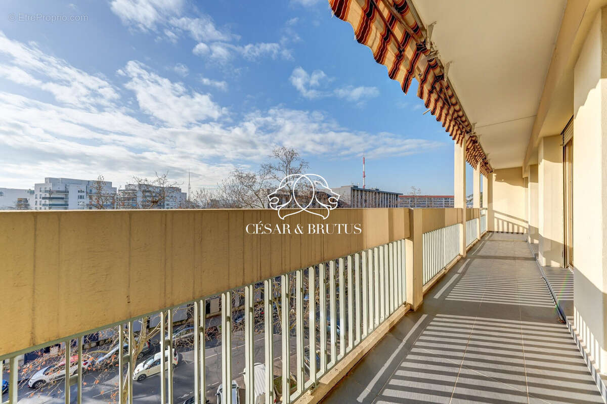 BALCON - Appartement à LYON-8E