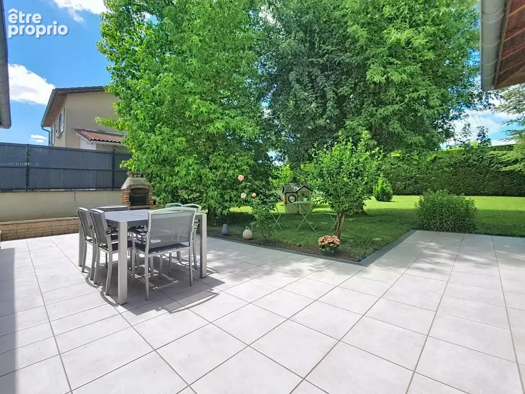 Maison - 4 Chambres - Double garage - Jardin - Piscine - Pool house - Terrasse couverte - photo 9