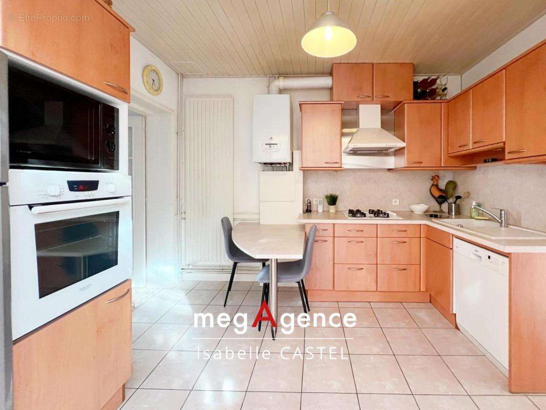 Maison Sablaise pleine de charme avec jardin et garage ! - photo 4