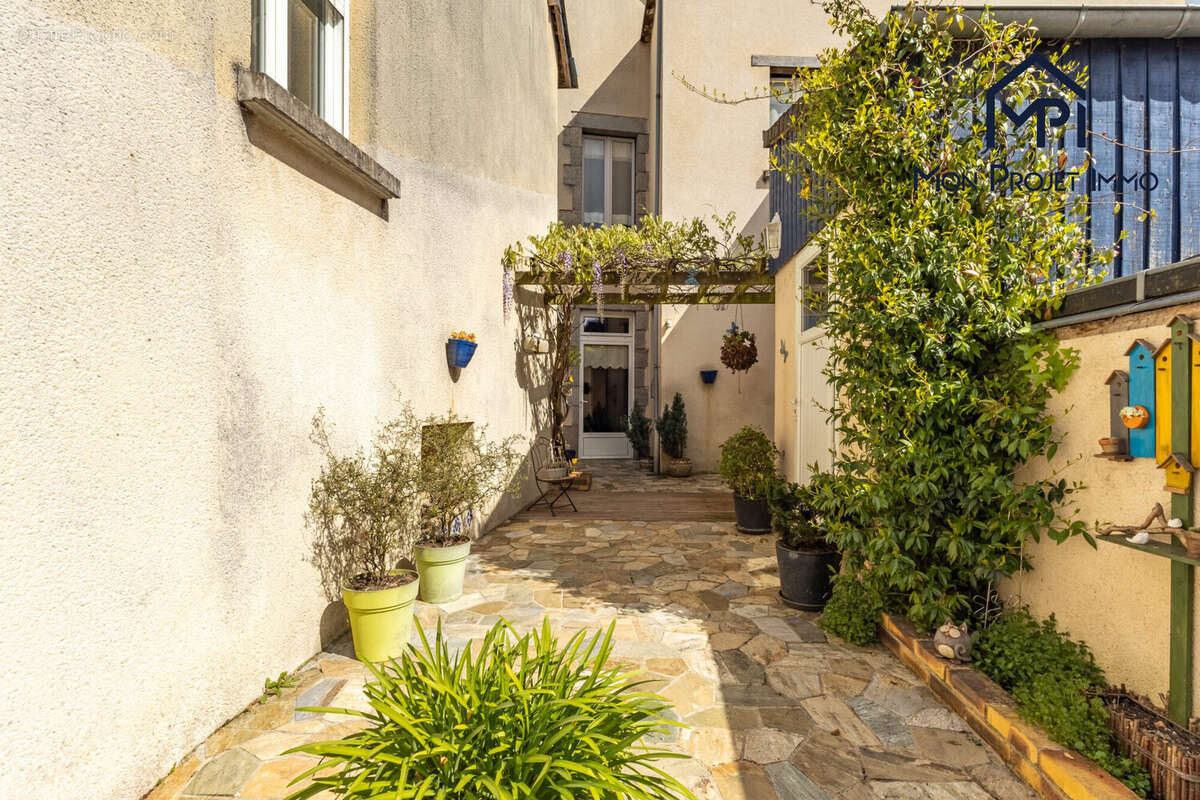 Maison à MONTSURS