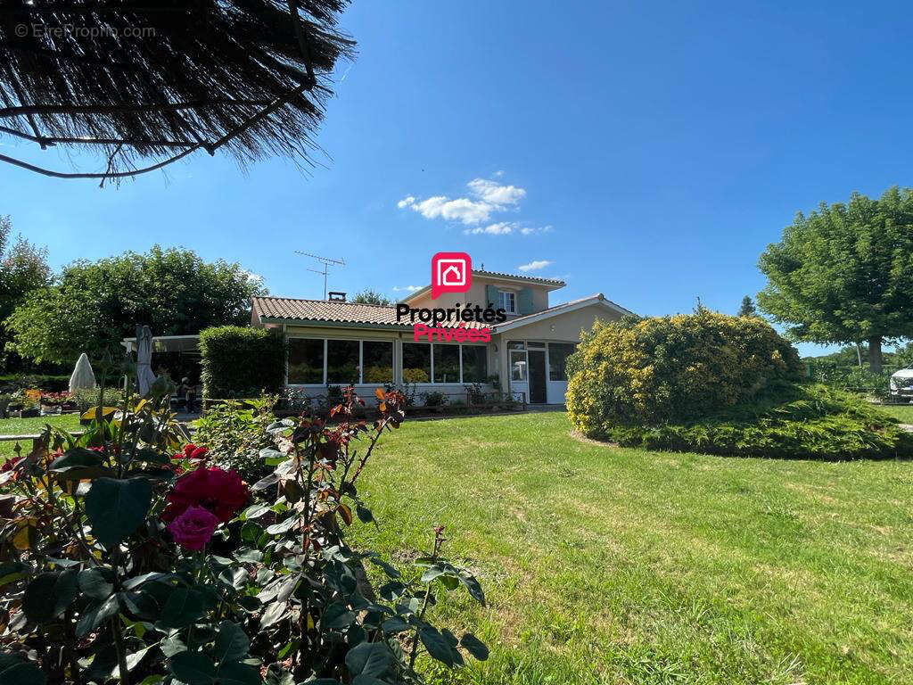 Propriété familiale avec piscine chauffée et parc arboré - photo 2