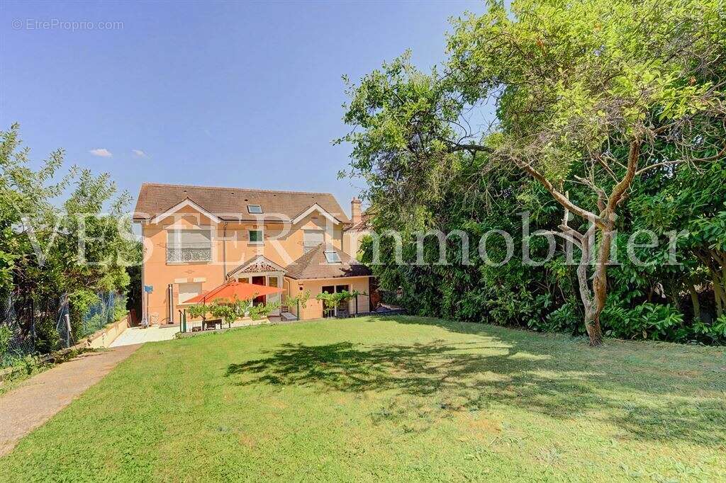 Sur un terrain de 3  000m², très agréable maison familiale d’environ 175m² - photo 4
