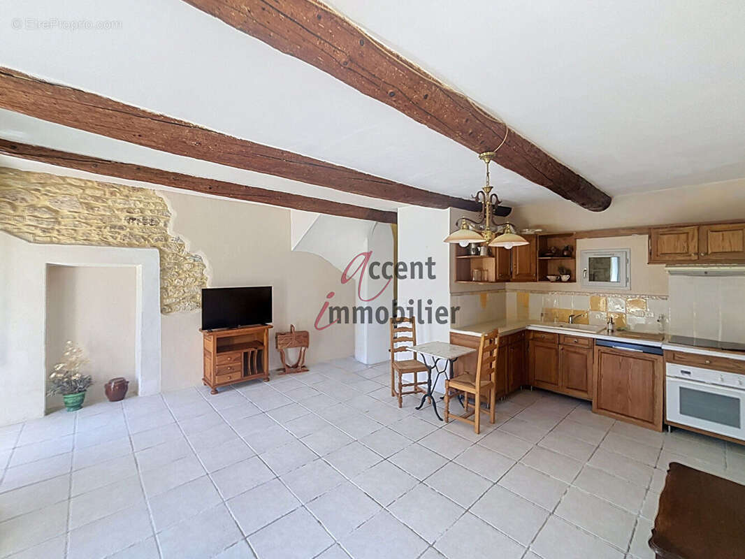 Maison de village en pierre avec une place de parking privative  Gordes - photo 3
