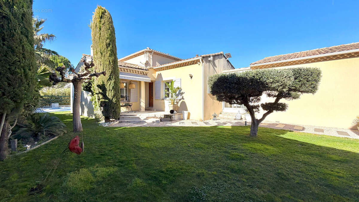 Maison à ENTRAIGUES-SUR-LA-SORGUE