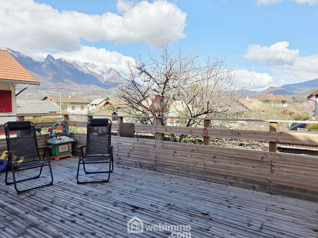 Elle donne accès à un balcon exposé Sud-Ouest et à une grande terrasse de 27m² orientée Nord-Est... - Maison à GRIGNON