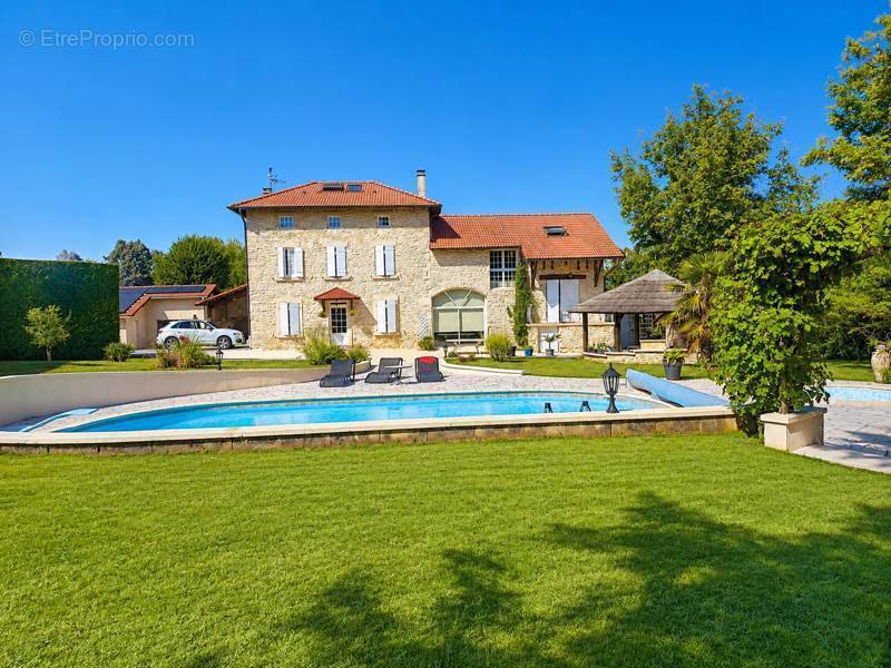 Maison à SAINT-BAUDILLE-DE-LA-TOUR