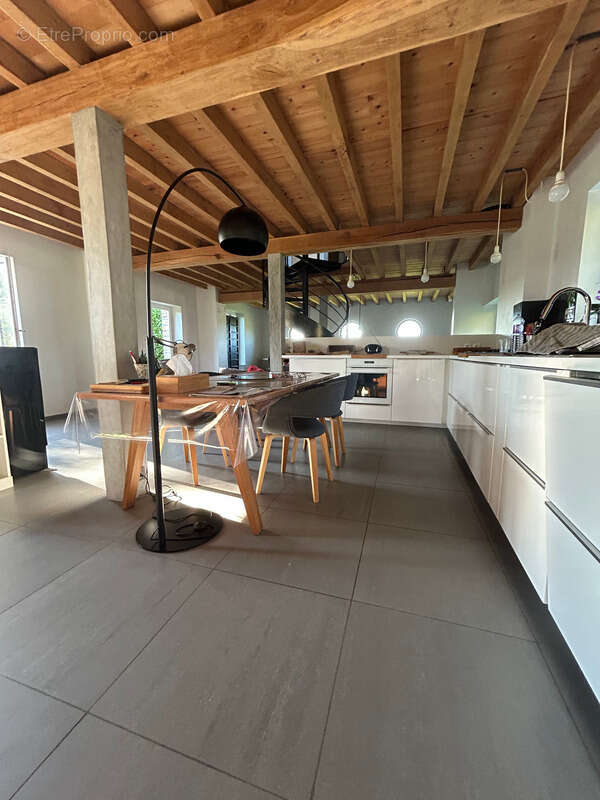Propriété de charme sur 2 300 m² de terrain arboré sans vis-à-vis offrant calme espace et potentiel exceptionnel CHAMPCEVRAIS (8 - photo 3