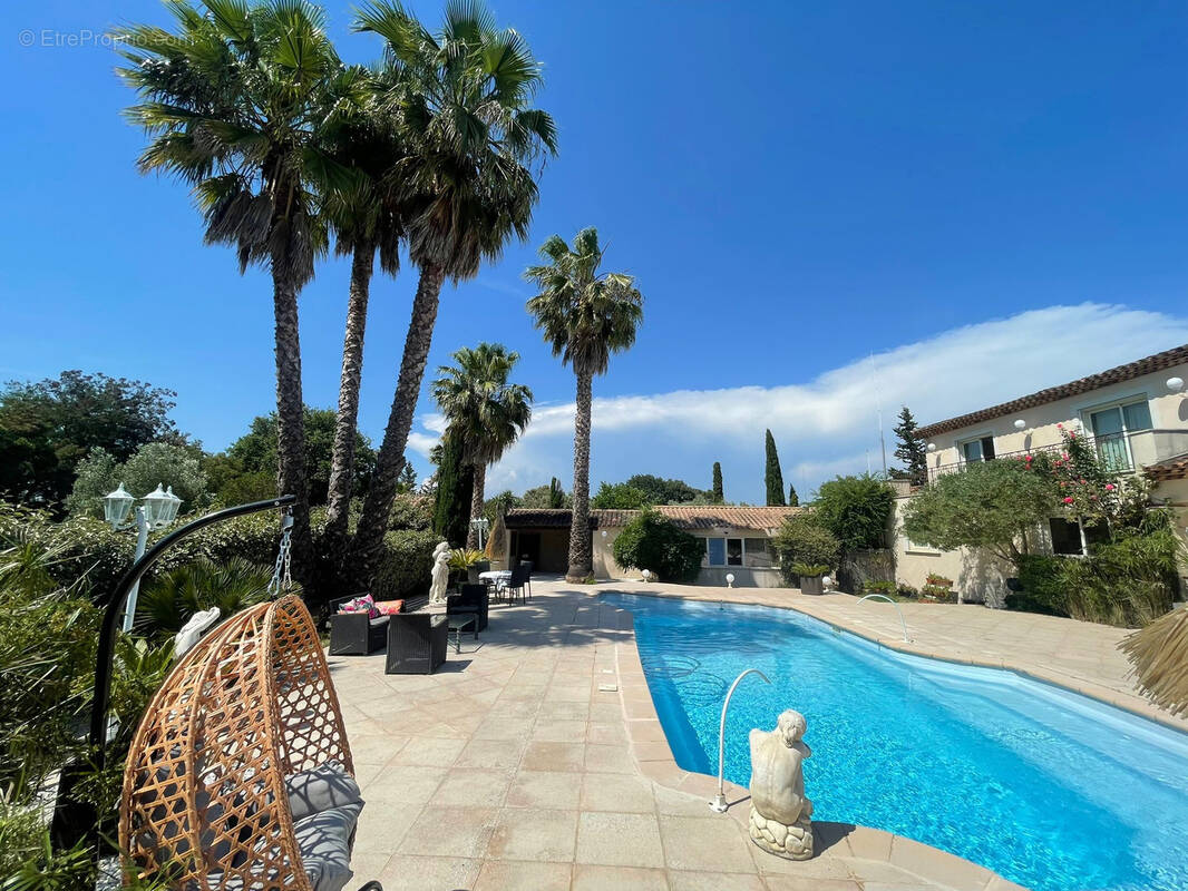 Maison à ROQUEBRUNE-SUR-ARGENS