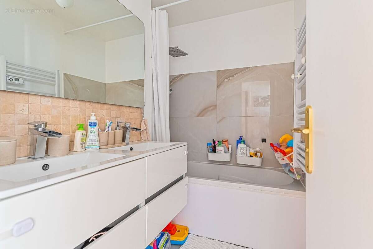 Appartement à CHARENTON-LE-PONT