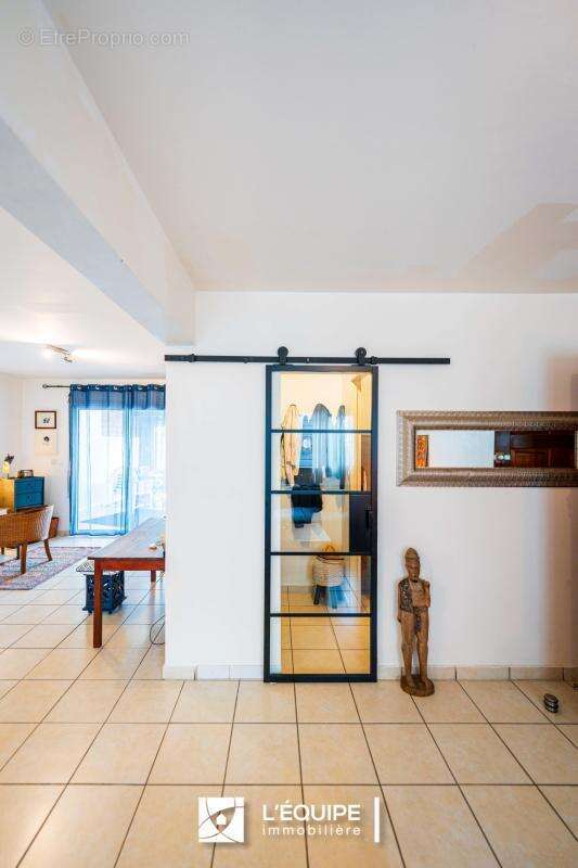 Maison 137 m² à Saint-Denis  - photo 4