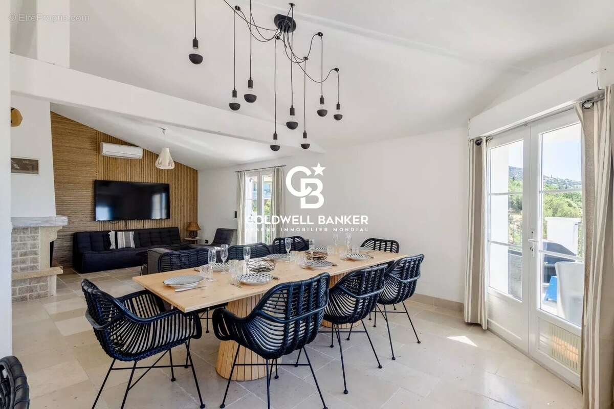 Située dans un domaine privé et sécurisé d’Agay à Saint-Raphaël, opportunité d’investissement rare sur la Côte d’Azur, alliant e - photo 21