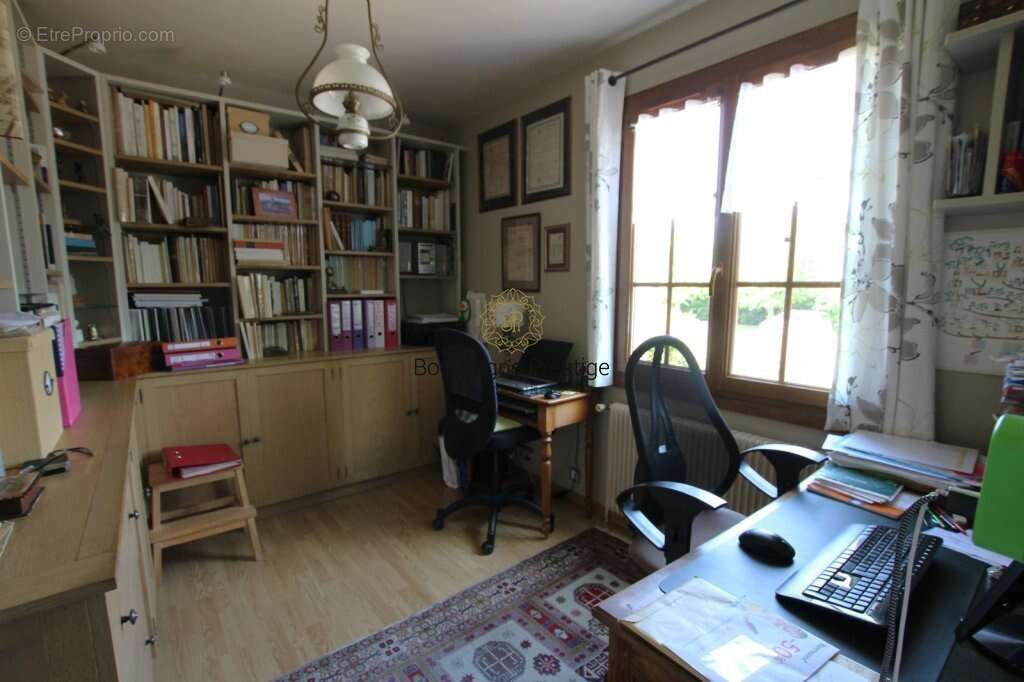 Maison familiale de 151 m² sur sous-sol avec piscine et parc clos de 3 051 m² - photo 12