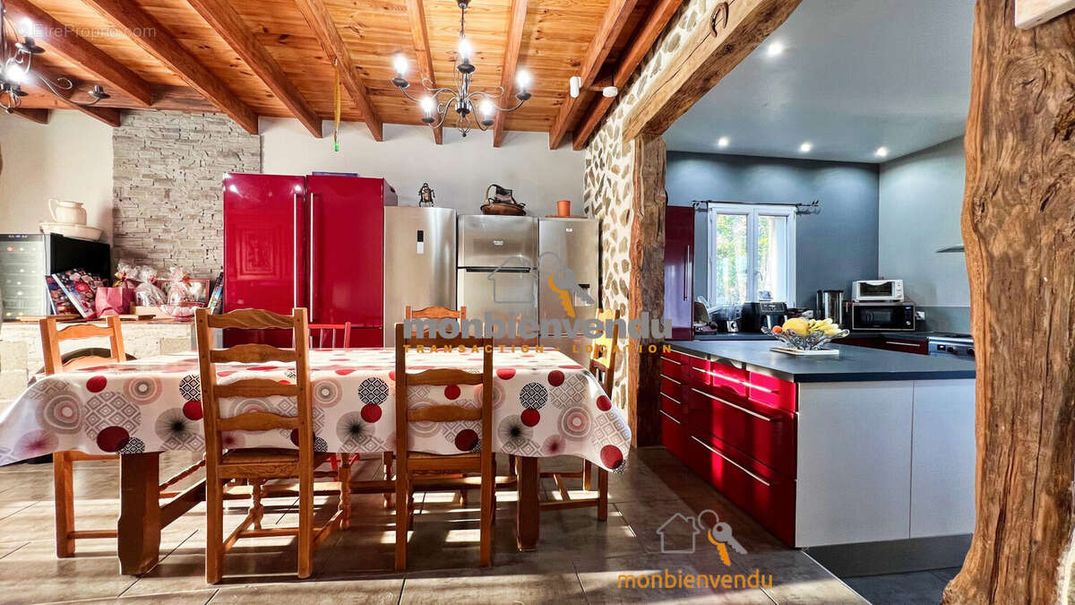 Maison à FREIX-ANGLARDS