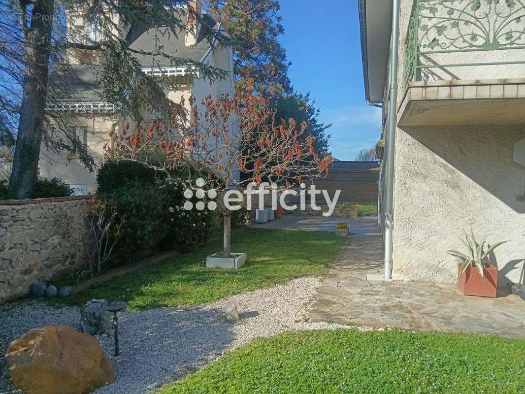 Maison 203 m² à Saint-Just-Saint-Rambert  - photo 6