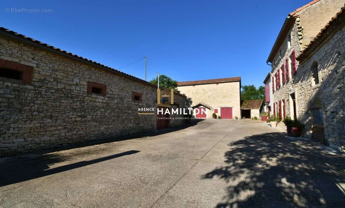 Ancien corps de ferme rénové avec piscine, deux granges aménageables et dépendances - photo 5