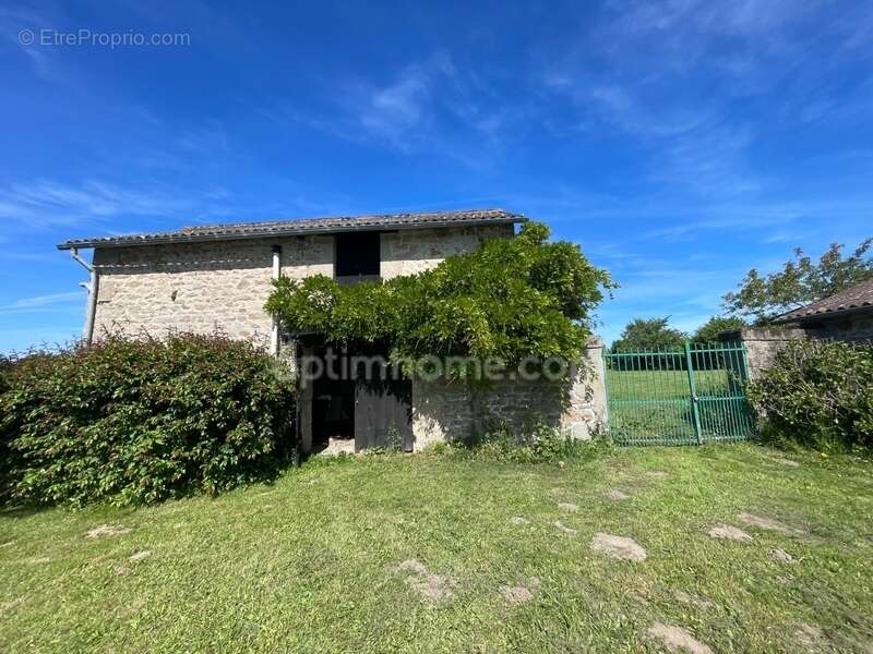 Maison  sur 8853 m2  avec étang, jardin plat et dépendances - photo 7