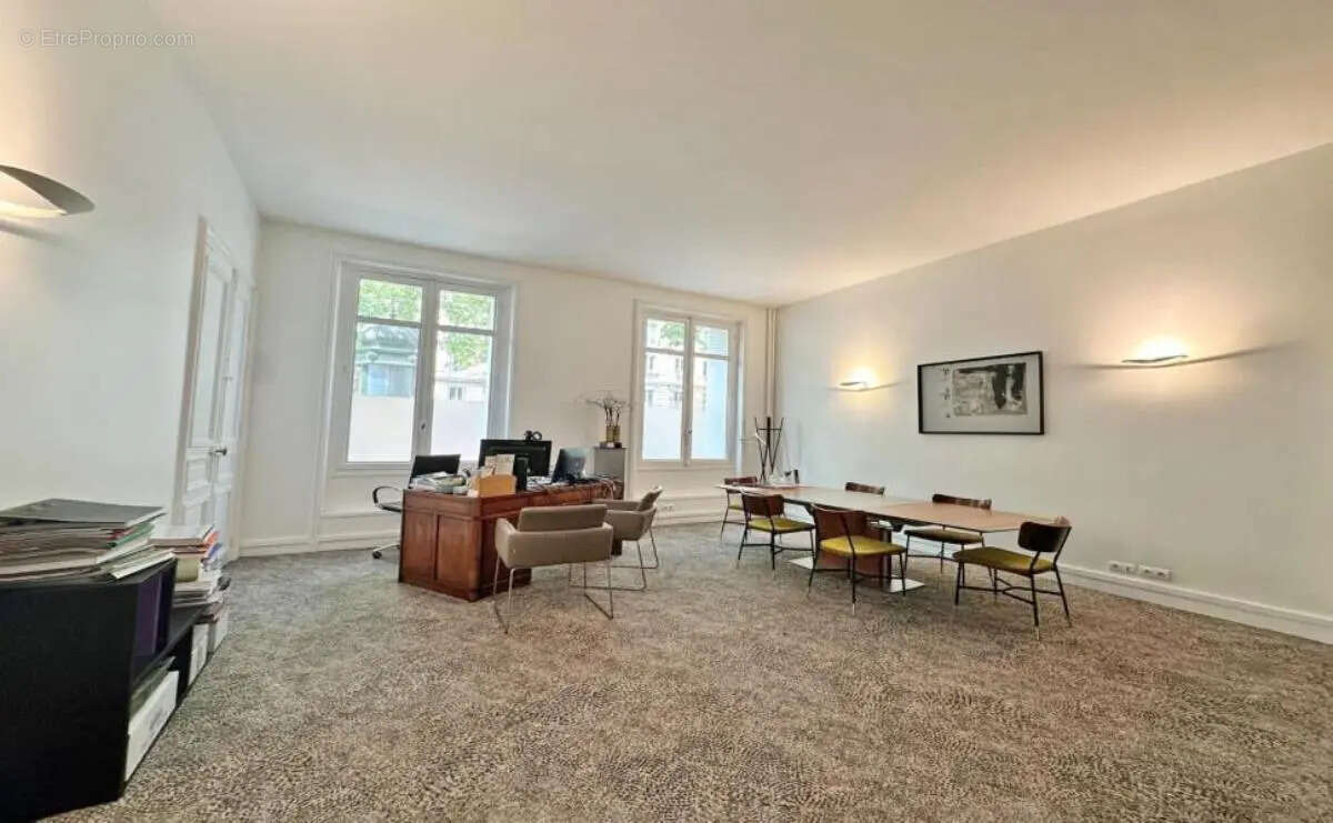 Commerce à PARIS-8E