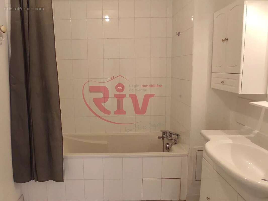 Appartement à LES ROCHES-DE-CONDRIEU