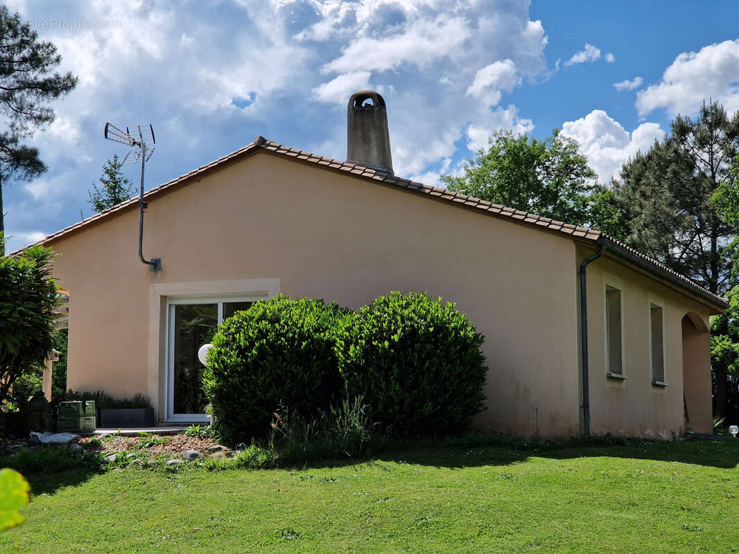 Proche Périgueux MAISON de PLAIN PIED 146 m2 avec 4 chambres / Grand garage / Grand terrain avec PISCINE. - photo 8
