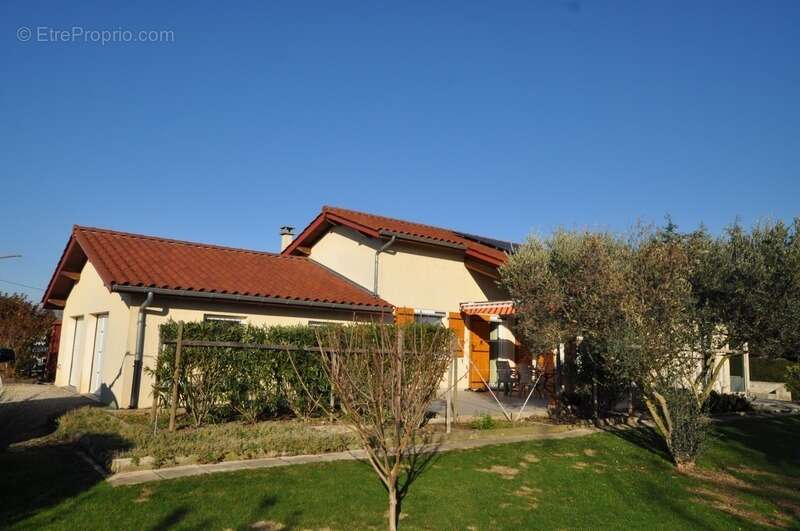 Maison à LAPEYROUSE-MORNAY