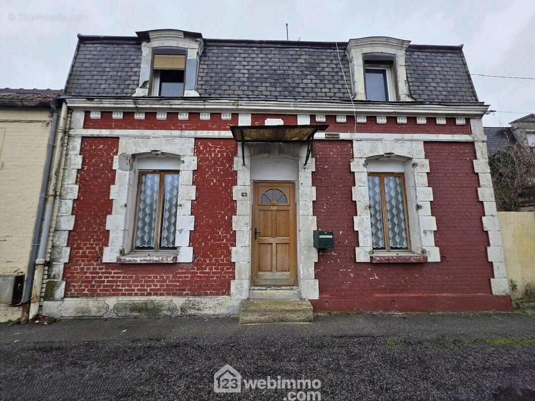 Maison de ville avec jardin, développant environ 95 m², édifiée sur une parcelle de 521 m² - Maison à SOISSONS
