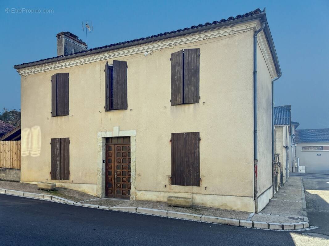 Maison à COURRENSAN