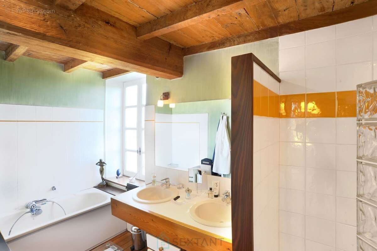 Magnifique logis du XVIIème siècle avec dépendances - photo 16