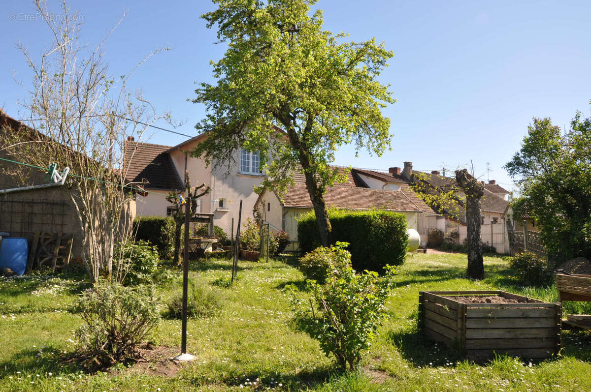 Maison à MONTCOMBROUX-LES-MINES