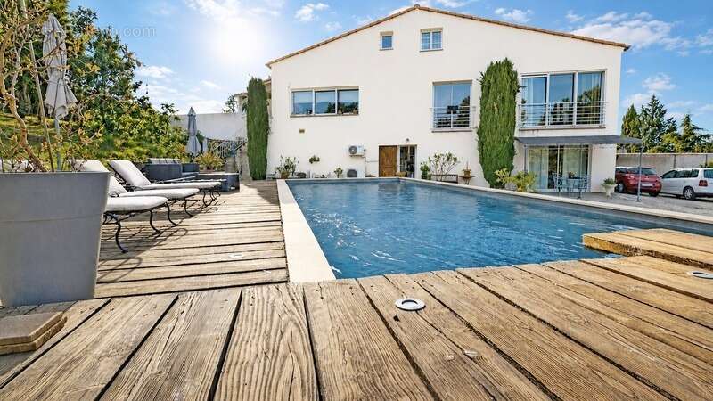 VERNÈGUES - secteur Cazan (13)  Magnifique maison de 190 m² avec vue panoramique & revenus locatifs - photo 2