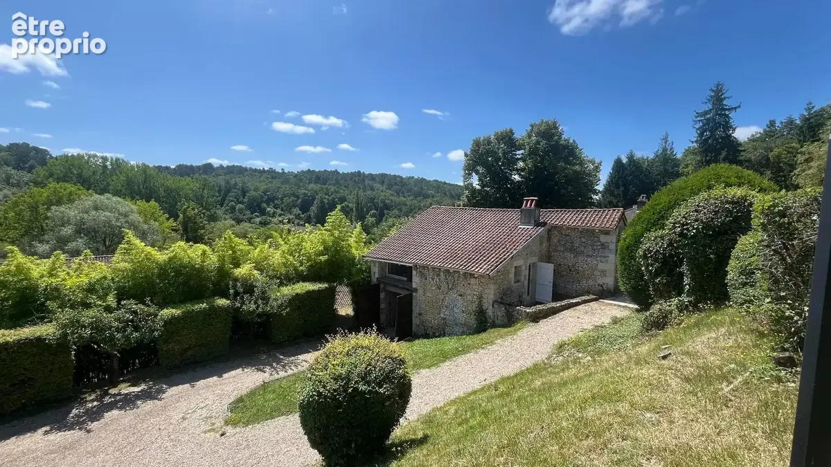 Belle propriété à rénover, comprenant un logement d'amis et offrant une vue sur un vallon boisé. - photo 11
