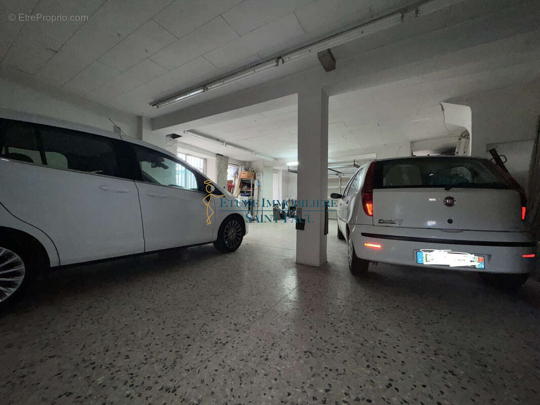 Parking à CLERMONT-L&#039;HERAULT