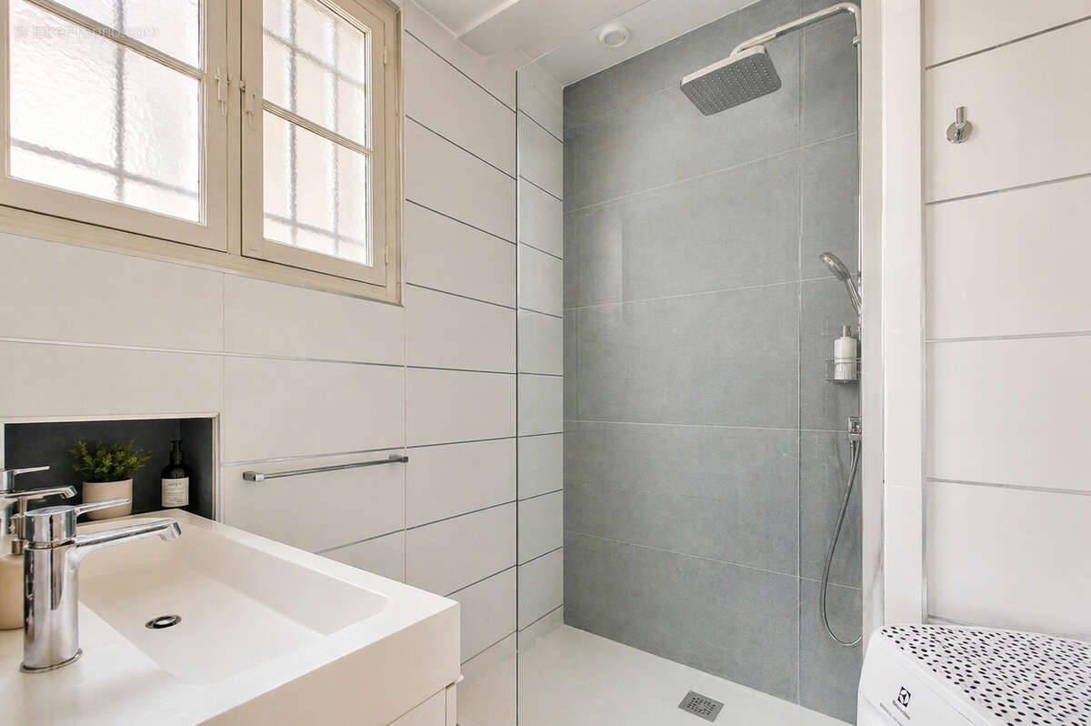 Appartement à PARIS-14E