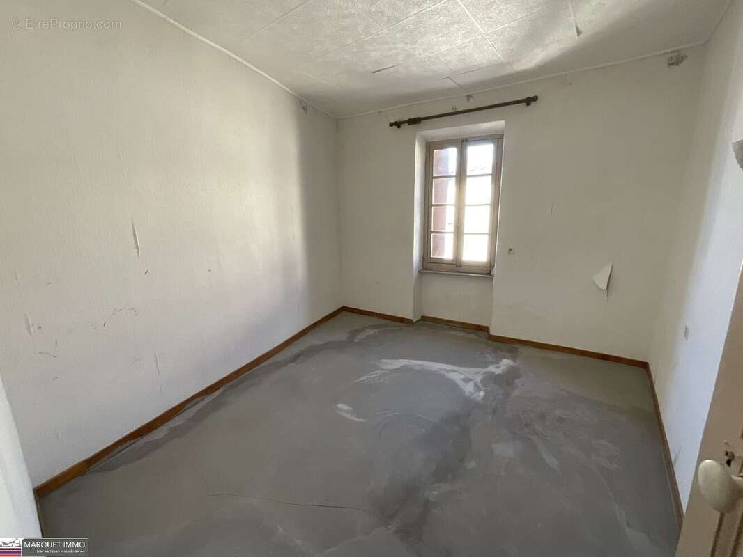 Beau potentiel pour cette maison de village T3 offrant 90 m² avec cour, garage, à rénover selon toutes vos envies ! - photo 17