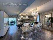 A proximité de cette pièce de vie se trouve un séjour de 32 m²... - Maison à VIHIERS