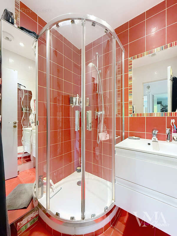 LA TOUR-DE-SALVAGNY   Maison familiale 7 pièces avec piscine 650 000 €  146 m2 Carrez  Terrain 631 m2 - photo 16