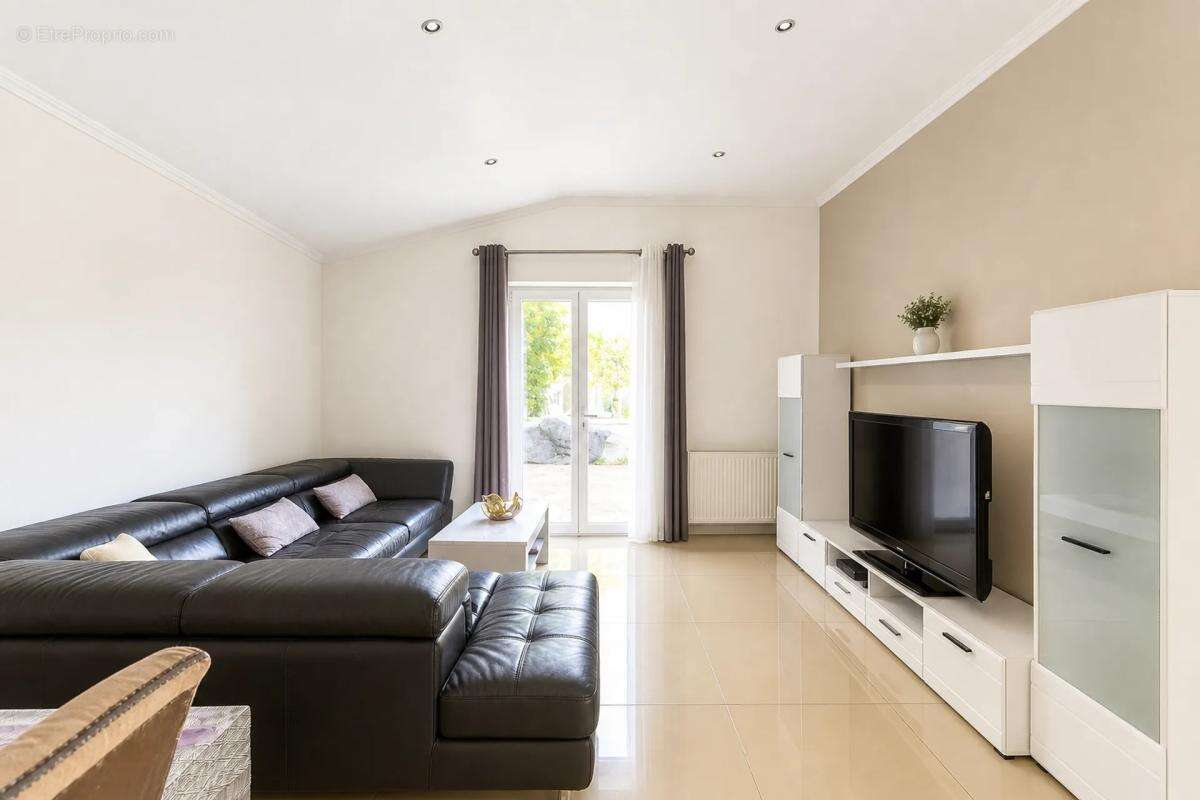 BONDY - Maison familiale 5 pièces avec jardin avec dépendance - photo 2